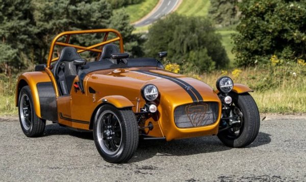 Като стил и комфорт много наподобява легендарния Lotus Seven от 50-те години на миналия век, от който произлиза. Но в много други отношения спартанският (вътре има седалки, волан и малко други неща) и много лек (собственото тегло в зависимост от версията е 440 или 560 кг) Catheram Seven е модерен супер спортен автомобил. Оборудван с бензинови двигатели 0.7 Suzuki или 2.0 Ford, но преди всичко с хубава петстепенна механична скоростна кутия, която прави шофирането на тази много бърза "играчка" много забавно.
